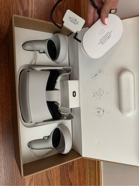 Oculus Standalone VR Headset with Two White Controllers